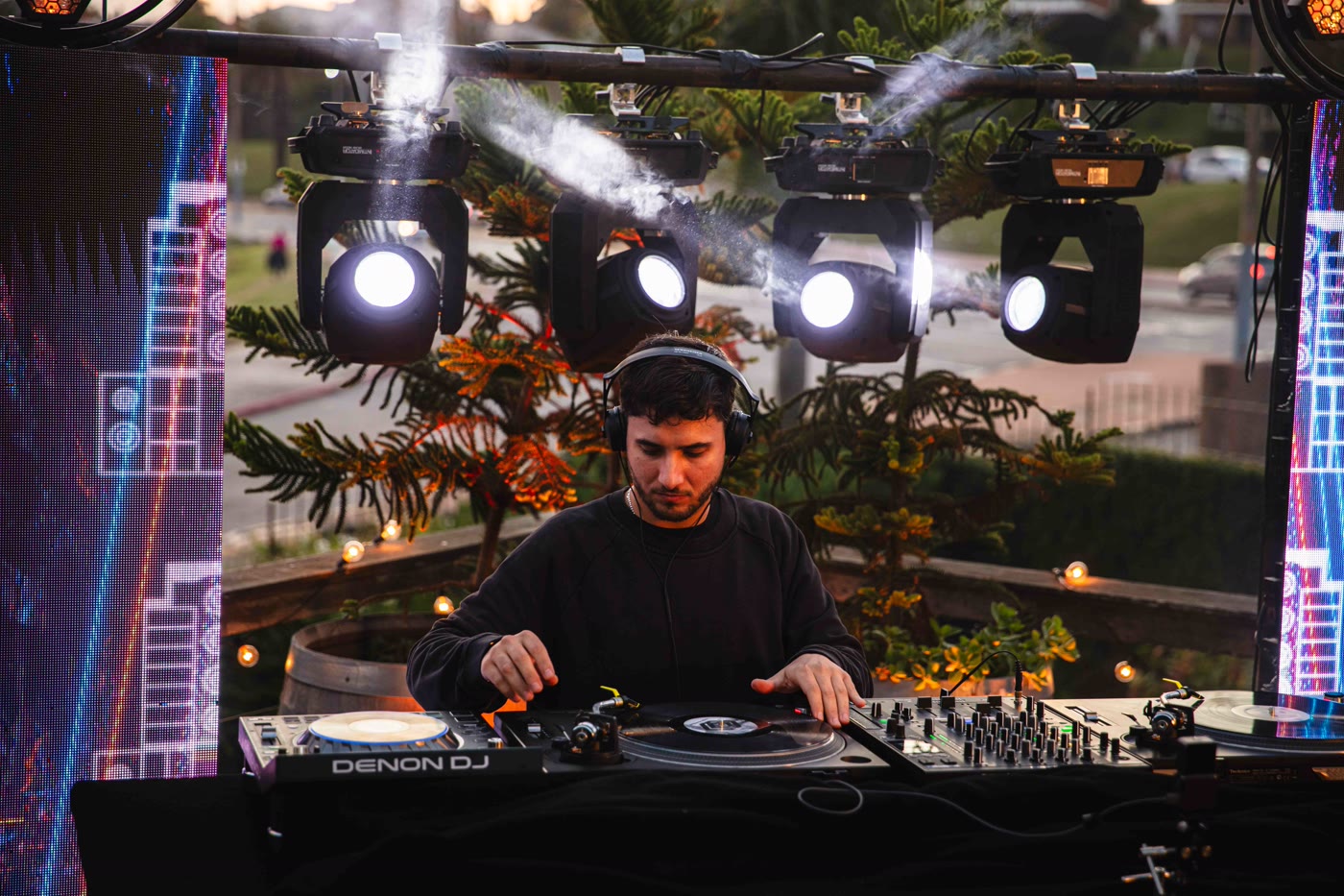 Cabina DJ con cabezas móviles montada por Local Audio