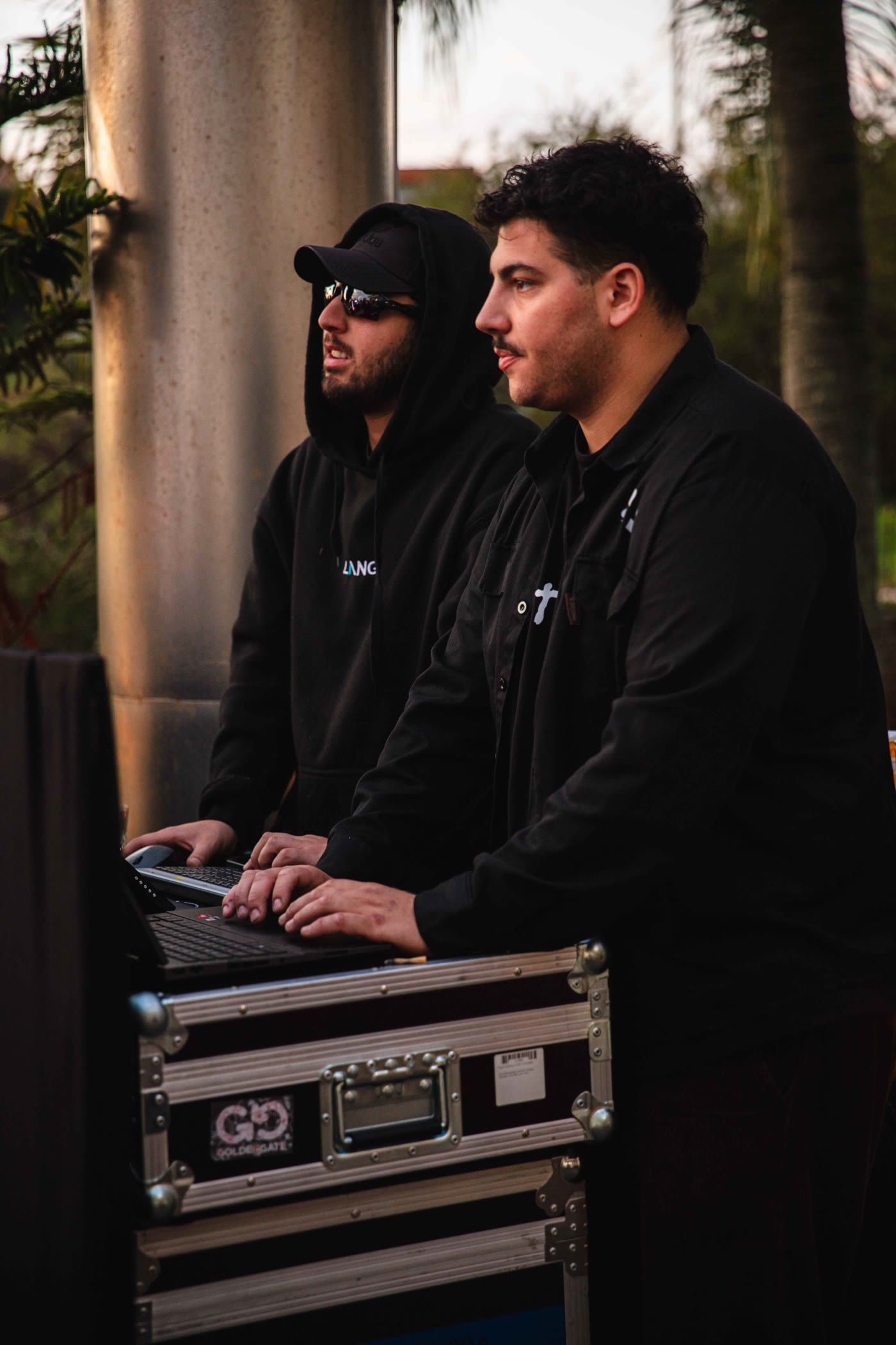 Técnicos de Local Audio operando el equipo en vivo