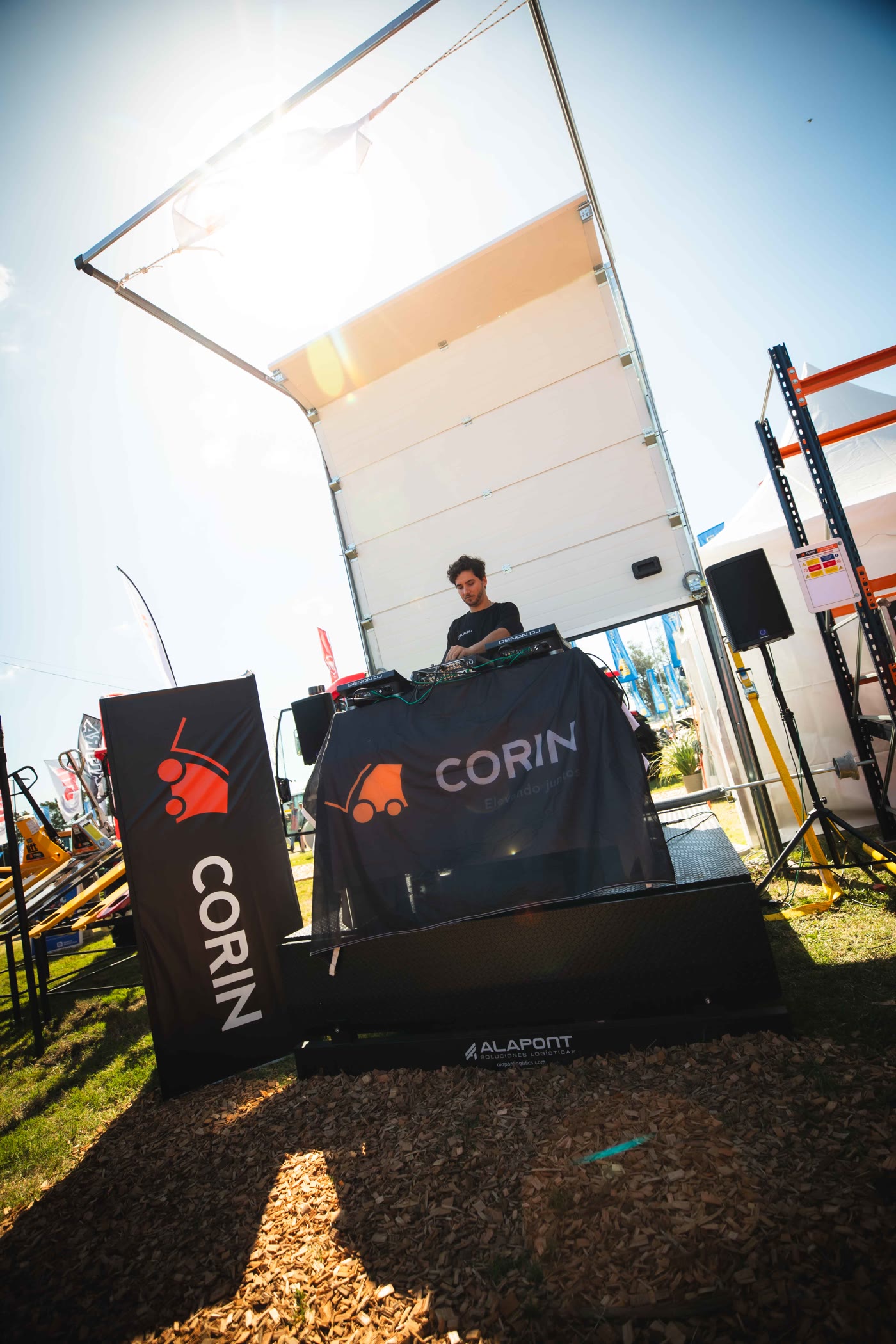 Cabina de DJ con cabezas móviles y pantallas LED en Expo Melilla
