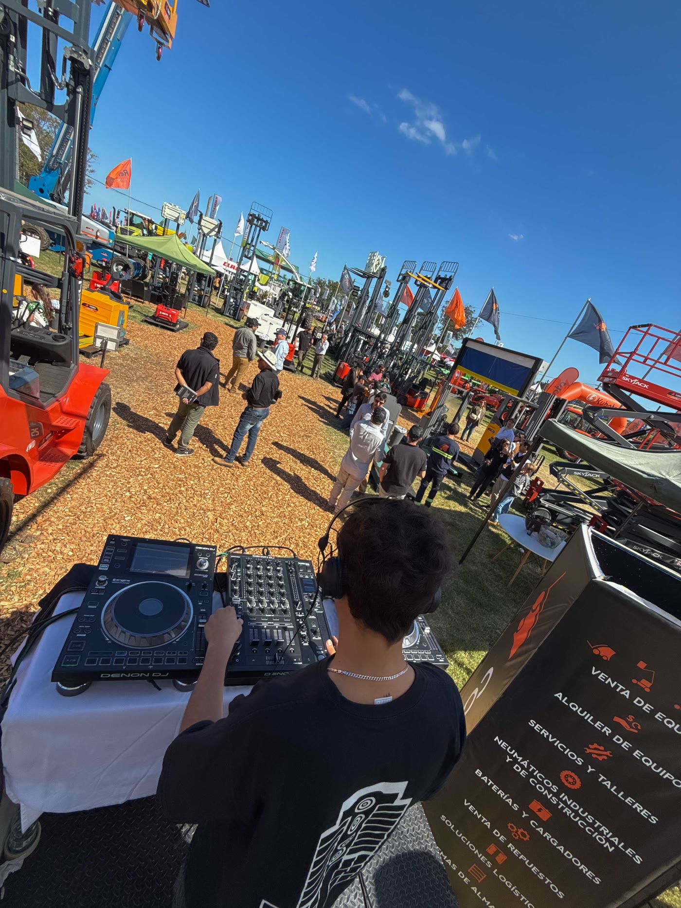 DJ de Local Audio mezclando en vivo en Expo Melilla